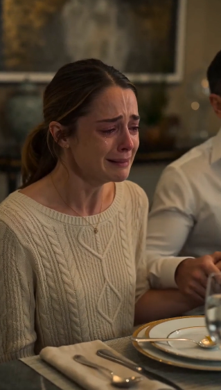En Su Propio Cumpleaños la Obligaron a Comer Sola Junto a la Cocina… Hasta que Su Esposo Entró con Flores y Humilló a la Mujer que Siempre la Había Despreciado