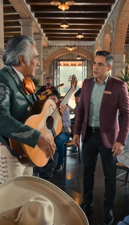 Lo humillaron por querer regalar una canción… hasta que un hombre del pasado pronunció su nombre