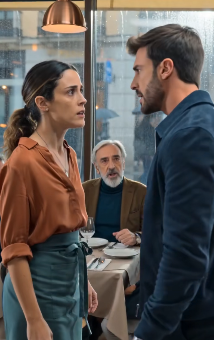 SU NOVIO LA HUMILLÓ DELANTE DE TODO EL RESTAURANTE… PERO UN DESCONOCIDO VIO SU COLLAR Y PRONUNCIÓ EL NOMBRE QUE SU FAMILIA LLEVABA AÑOS OCULTANDO