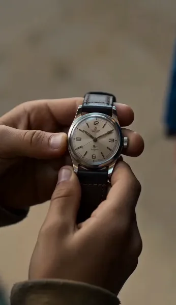 EL MILLONARIO VIO EL RELOJ DE SU PADRE MUERTO EN LA MUÑECA DE UN NIÑO SIN HOGAR… Y DESCUBRIÓ QUE LLEVABA NUEVE AÑOS LLORANDO A UN HOMBRE QUE NUNCA HABÍA SIDO ENTERRADO