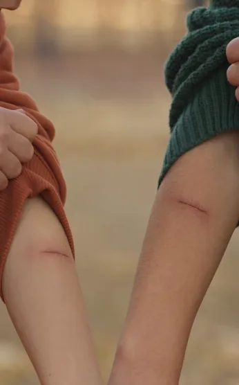 DOS NIÑOS DESCONOCIDOS TENÍAN LA MISMA CICATRIZ… Y UN MÉDICO CONFESÓ QUE LA NOCHE EN QUE NACIERON HUBO UN TERCER BEBÉ QUE ALGUIEN BORRÓ DEL HOSPITAL