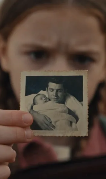 UNA NIÑA COMPRÓ UNA CARTERA POR UN DÓLAR Y ENCONTRÓ DENTRO SU PROPIA FOTO DE BEBÉ… PERO EL HOMBRE QUE LA SOSTENÍA REVELÓ EL SECRETO QUE SU MADRE LLEVABA OCHO AÑOS OCULTANDO