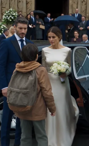 UN NIÑO SIN HOGAR DETUVO EL COCHE DE LA NOVIA Y LE MOSTRÓ EL ANILLO ENTERRADO CON SU PADRE… PERO LA VERDAD SOBRE SU MARIDO CAMBIÓ TODA LA BODA