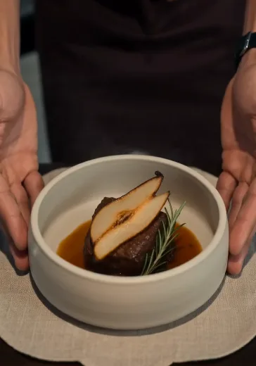 EL JOVEN CHEF SIRVIÓ UNA RECETA QUE NADIE AJENO A LA FAMILIA CONOCÍA… Y EL NOMBRE DE SU MADRE DESTAPÓ EL SECRETO QUE LOS MONTENEGRO LLEVABAN TREINTA AÑOS OCULTANDO