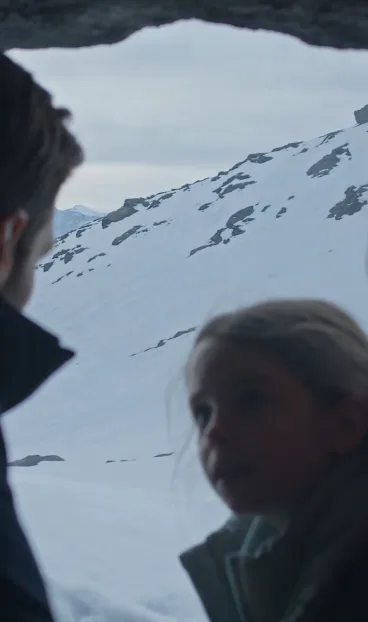 SOBREVIVIERON A LA AVALANCHA Y ENCONTRARON EL REFUGIO SECRETO DE SU PADRE… PERO UNA FOTOGRAFÍA REVELÓ POR QUÉ LLEVABA TREINTA AÑOS MINTIENDO A SU FAMILIA