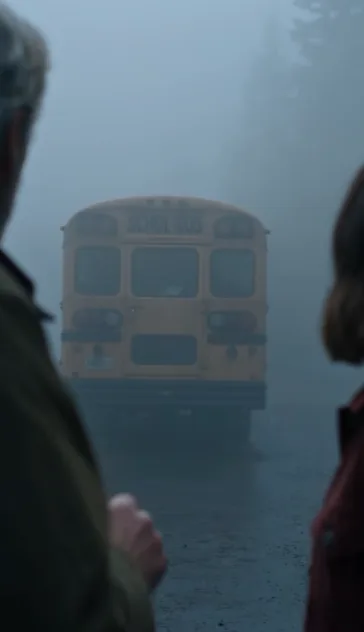 EL AUTOBÚS DESAPARECIÓ HACE 30 AÑOS — PERO CUANDO VOLVIÓ, ALGUIEN SEGUÍA LLAMANDO DESDE DENTRO