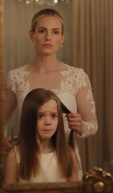 CORTÓ EL PELO A SU HIJASTRA MINUTOS ANTES DE LA BODA MIENTRAS LA NIÑA SUPLICABA QUE PARARA… PERO CUANDO EL PADRE ENTRÓ EN LA HABITACIÓN, CANCELÓ LA CEREMONIA Y DESCUBRIÓ UNA TRAICIÓN QUE NADIE IMAGINABA