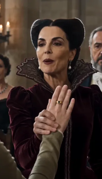 LA DUQUESA HUMILLÓ A UNA SIRVIENTA POR LLEVAR EL ANILLO DE LA REINA… PERO CUANDO EL REY DESCUBRIÓ QUIÉN ERA SU MADRE, CAYÓ DE RODILLAS ANTE ELLA