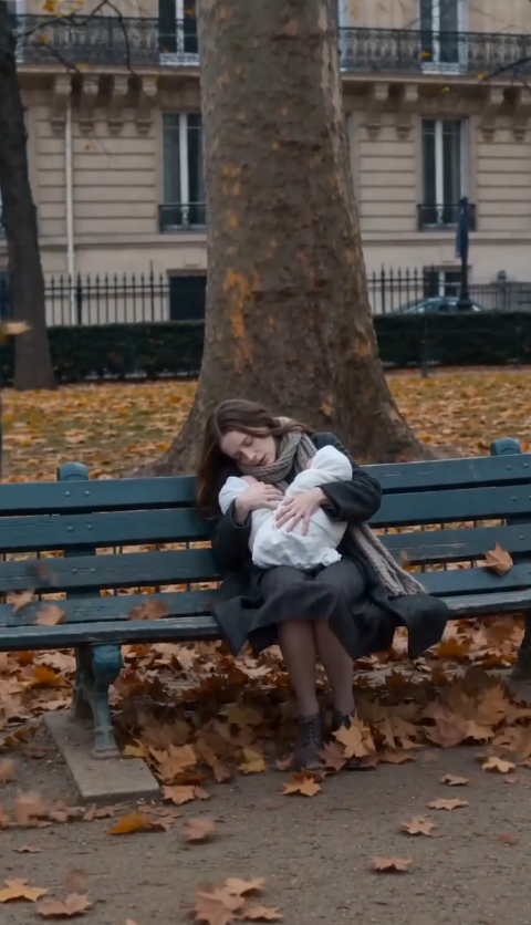 Le Millionnaire Emmena Sa Mère Au Parc… Et Restait Paralysé En Voyant Son Ex-Femme Dormir Sur Un Banc Avec Deux Bébés