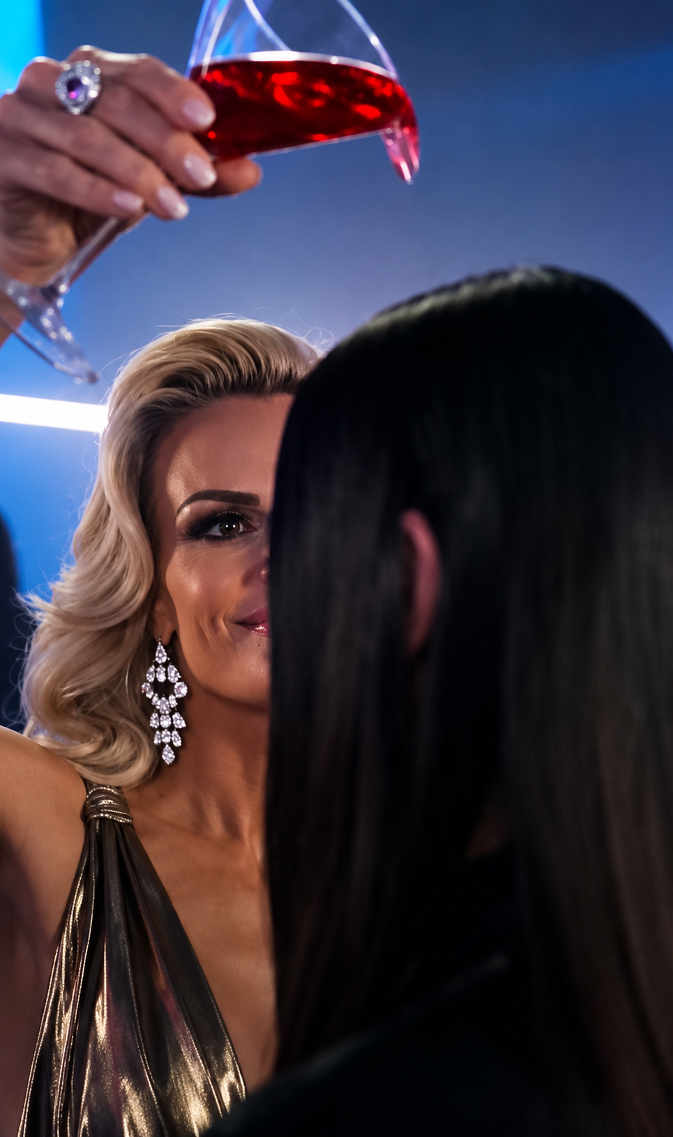 A Rich Woman Poured A Cocktail On The Wrong Guest In A VIP Club