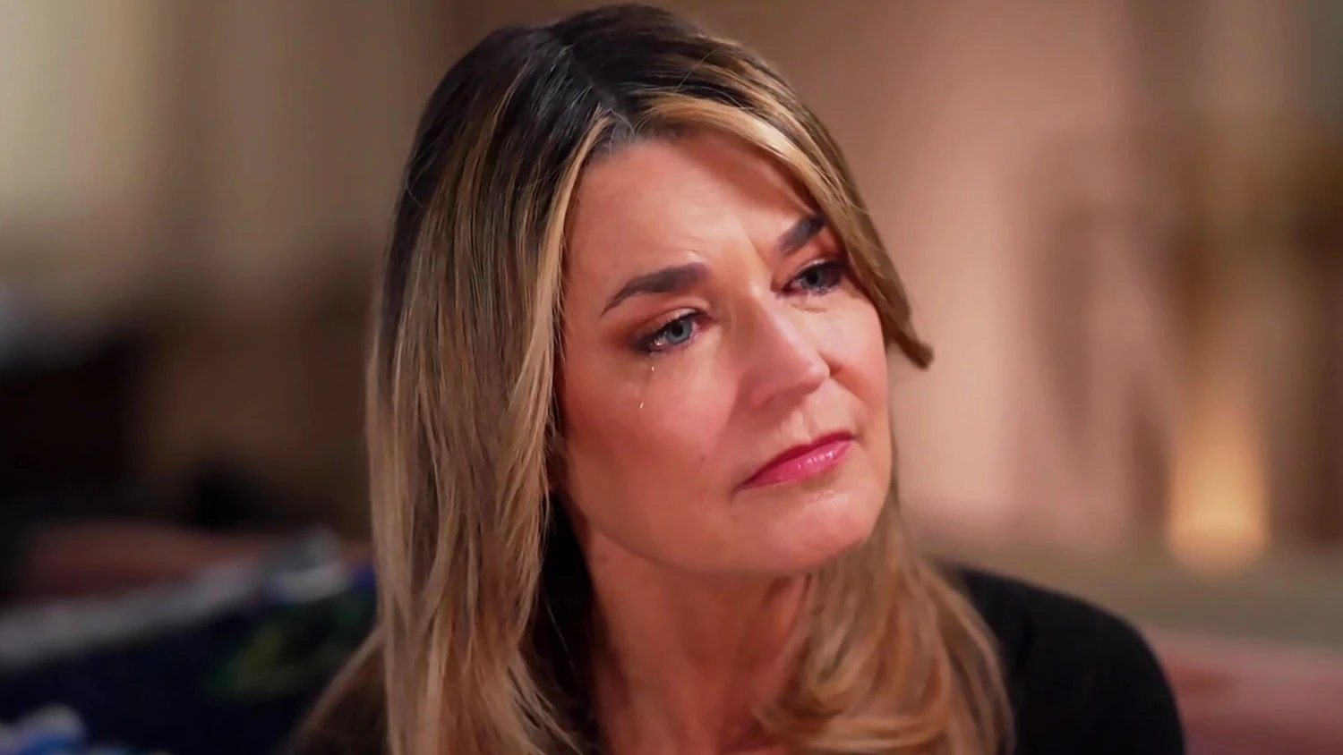 “HE DIDN’T KNOW SAVANNAH GUTHRIE HEARD IT…” — ABC ANCHOR SUSPENDED AFTER SHOCKING OFF-AIR REMARK GOES VIRAL 😳🔥
