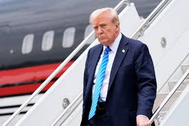 The Moment Everyone Missed: A Simple Walk Down the Stairs Sparks Big Questions About Trump