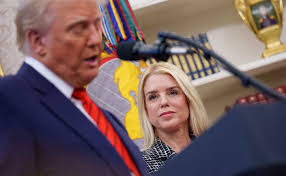 Pam Bondi’s Fading Smile: The Quiet Moment That Made Washington Wonder if Trump Was Walking Into a Trap