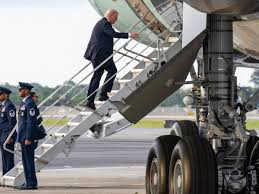 Trump’s Use of Shorter Boarding Stairs Sparks Online Discussion — But No Verified Health Concerns Reported