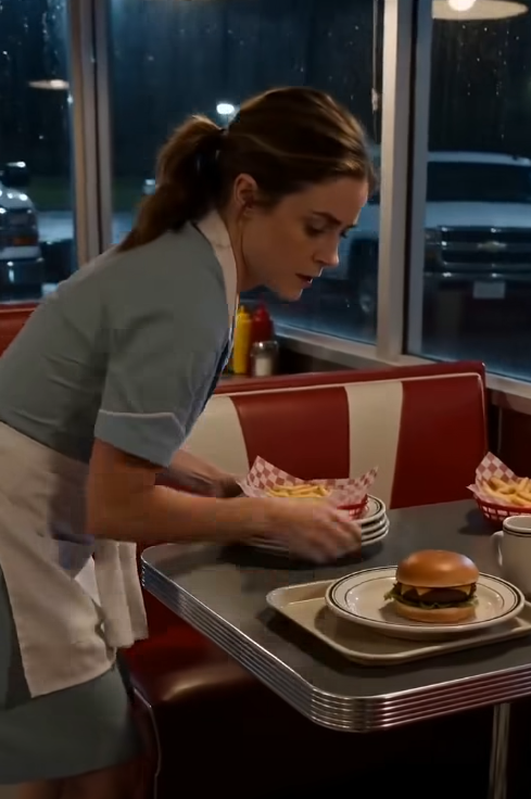 SHE FOUND A PHONE UNDER THE PLATE… THEN SHE LOOKED UP | My CMS