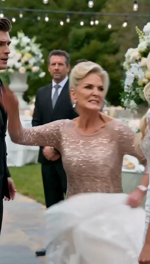 “The bride’s mother slapped the groom’s mother… then revealed what her son had done.”