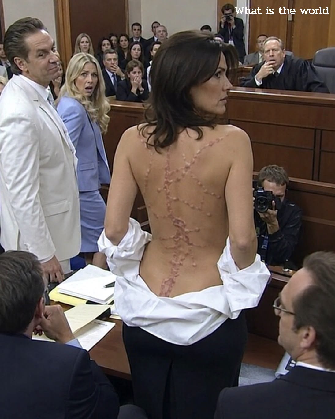 Her Husband Claimed He Had Won the Divorce—Then She Removed Her Coat and Silenced the Courtroom