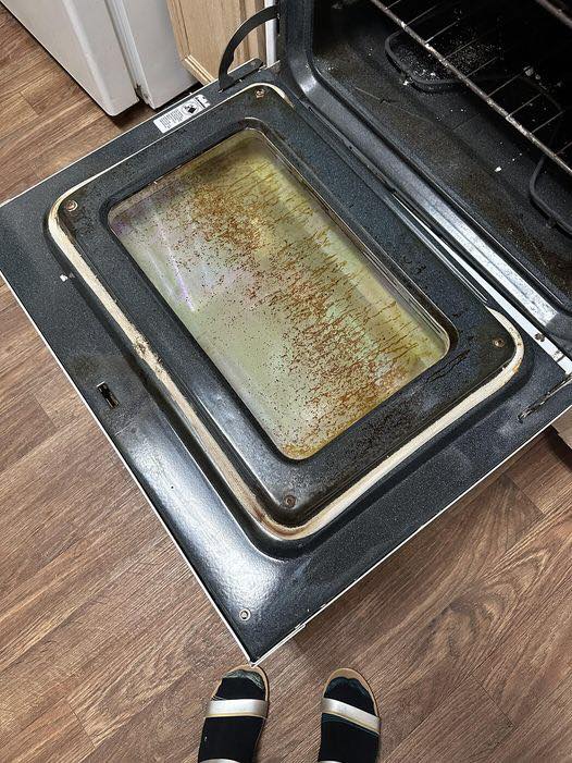 How To Remove Years Of Grease And Grimes From Your Oven