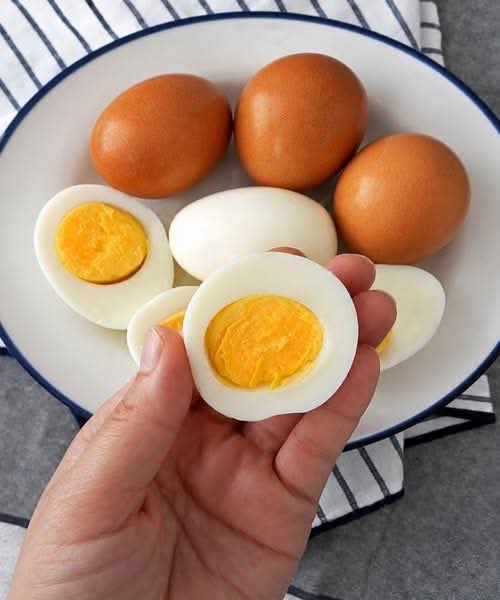 Nutritionists wa:rn that eating eggs every morning can cause…..