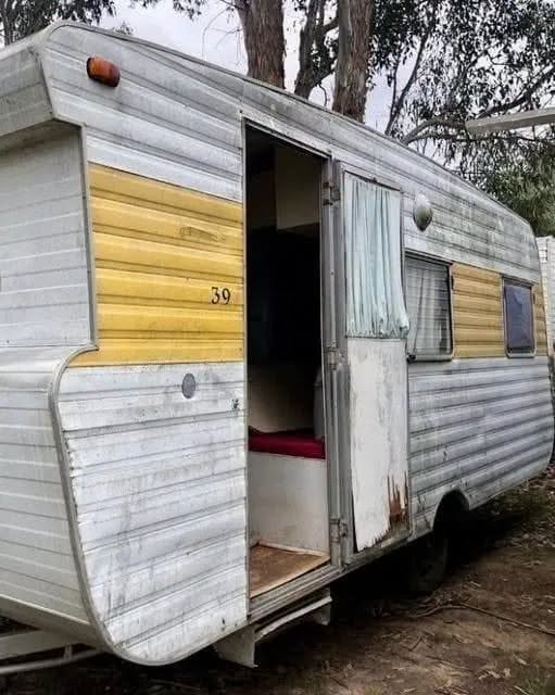 Kind people gave a homeless woman an old trailer