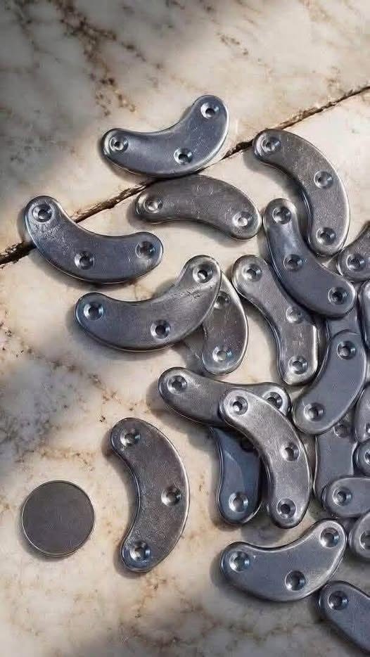 found these little things but I don’t really know what they are for… Do you know what they are for? Answer in the comments