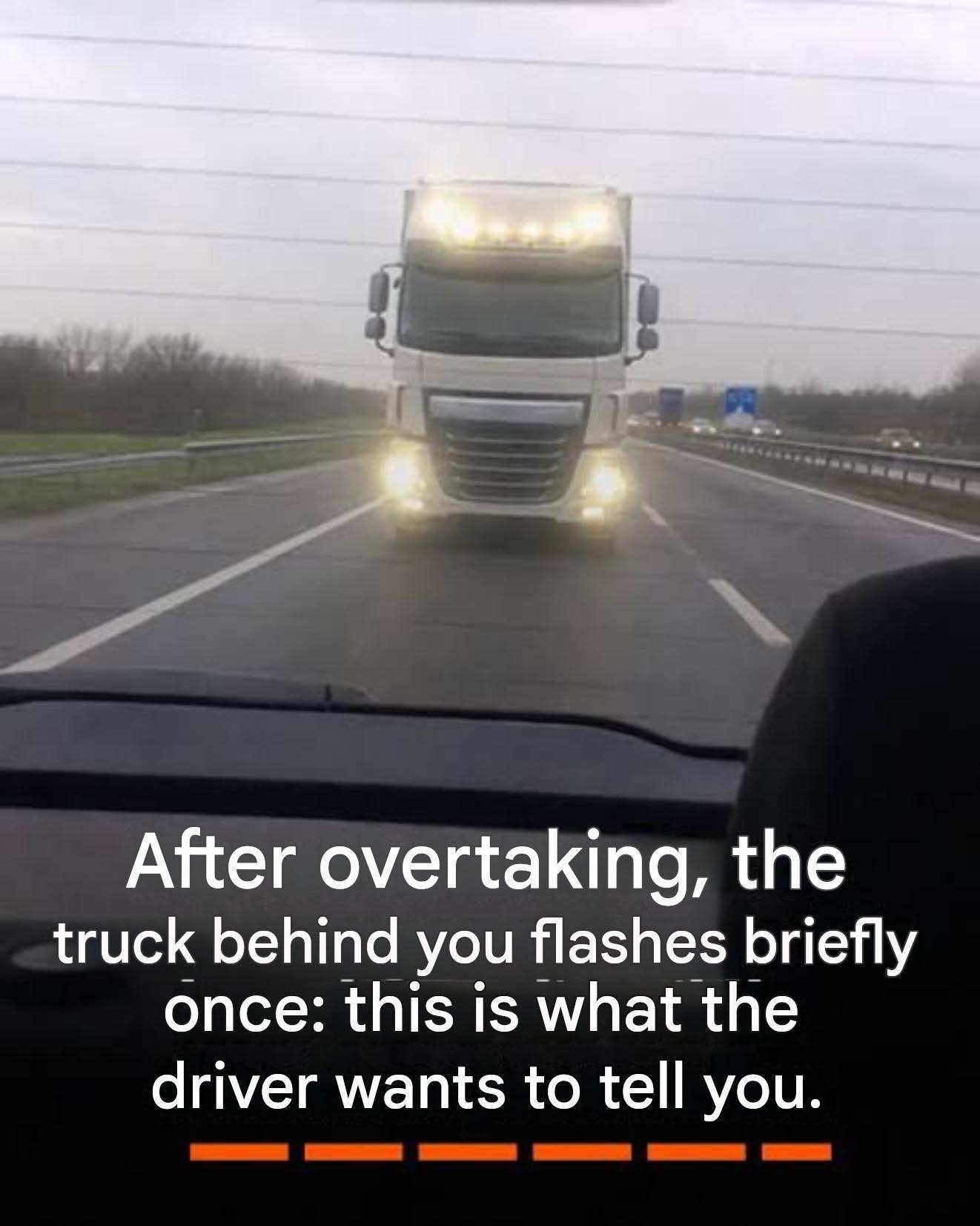 After overtaking, the truck behind you flashes briefly once: this is what the driver wants to tell you.
