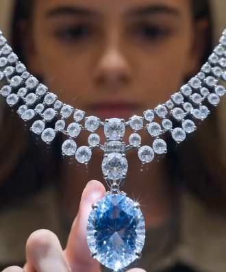 THE SOCIALITE MOCKED A WOMAN IN FRONT OF 40 GUESTS… THEN THE MANAGER HANDED HER THE KEYS