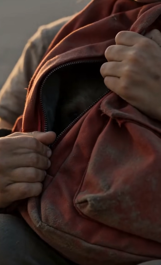 MAN CALLED A BAREFOOT GIRL BY NAME… THEN THE SOUND INSIDE HER BACKPACK REVEALED THE TRUTH