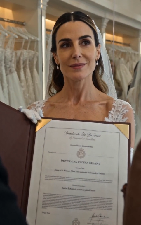 Se Rio de Ella por Probarse un Vestido Barato... Hasta que Descubrió que Estaba Comprando Toda la Marca