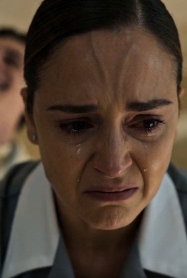 TODOS SE BURLARON DE LA EMPLEADA… HASTA QUE UNA NIÑA LES ENSEÑÓ RESPETO