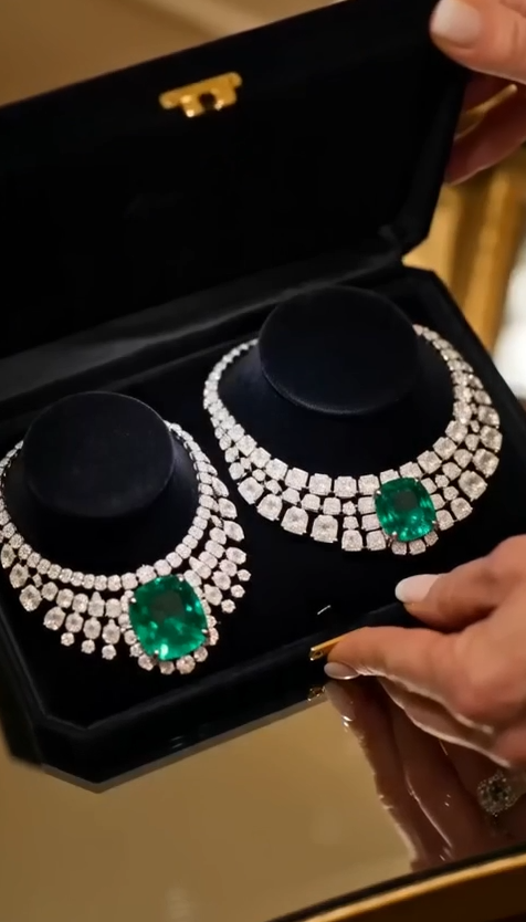 EL TERCER COLLAR DE ESMERALDA
