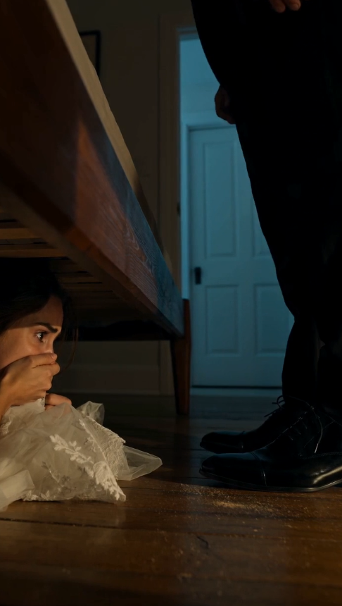 EN NUESTRA NOCHE DE BODAS ME ESCONDÍ DEBAJO DE LA CAMA PARA SORPRENDER A MI ESPOSO… PERO QUIEN ENTRÓ EN LA HABITACIÓN NO ERA ÉL
