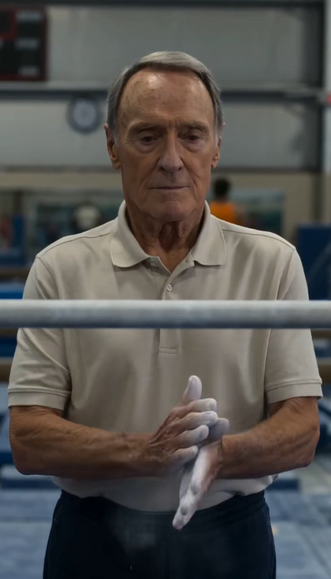 EL ABUELO DEL QUE TODOS SE RIERON EN EL GIMNASIO… HASTA QUE SE COLGÓ DE LA BARRA Y NADIE VOLVIÓ A MIRARLO IGUAL
