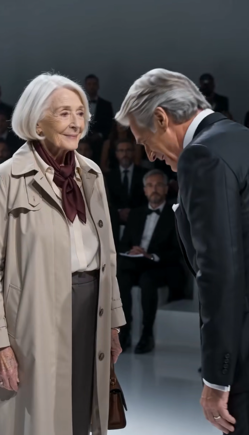 LA ANCIANA QUE TODOS CREYERON QUE SE HABÍA COLADO EN EL DESFILE… HASTA QUE EL DUEÑO DE LA CASA DE MODA SE ARRODILLÓ Y BESÓ SU MANO