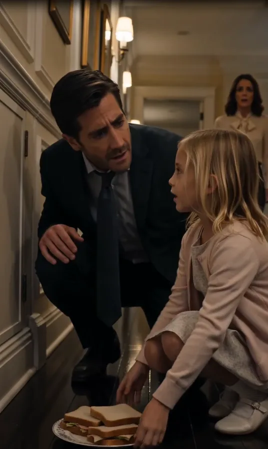 LA NIÑA QUE ME LLAMÓ PAPÁ DETRÁS DE LA PARED