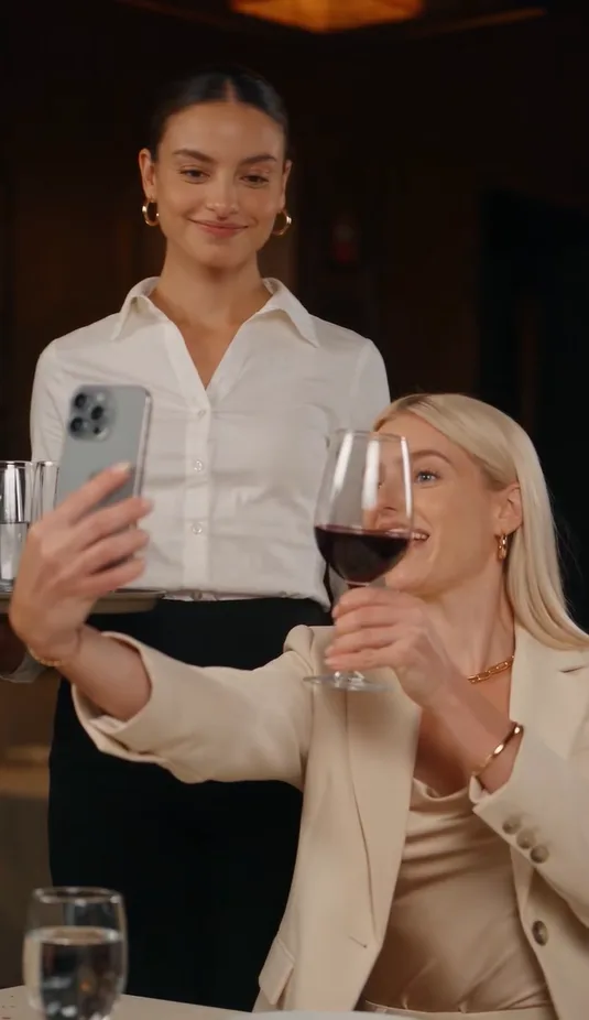 DERRAMÓ VINO SOBRE LA MUJER QUE CREÍA CAMARERA… Y MINUTOS DESPUÉS DESCUBRIÓ QUE EL RESTAURANTE ERA SUYO