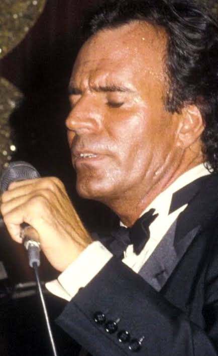 "Oh La La L'amour" (1982): El paraíso tropical y la seducción atemporal de Julio Iglesias
