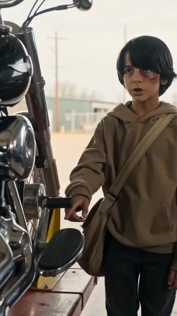EL CHICO QUE ARREGLÓ LA MOTO DORMÍA DETRÁS DE UN DINER… HASTA QUE LOS MOTEROS DESCUBRIERON POR QUÉ HABÍA LLEGADO REALMENTE A CODY
