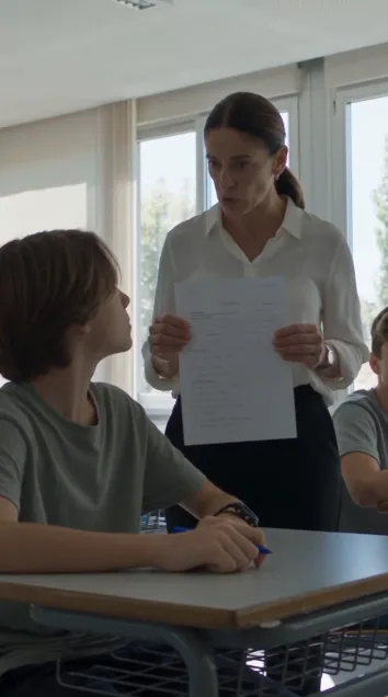 TODOS CREÍAN QUE LUCAS ERA INCAPAZ… HASTA QUE UN DESCONOCIDO ENTRÓ EN CLASE Y LE PUSO DELANTE UNA PRUEBA QUE CAMBIÓ TODO