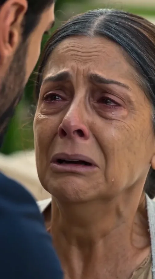 LA ANCIANA APARECIÓ FRENTE A LA MANSIÓN CON UNA CUERDA EN LA MUÑECA… Y EL MILLONARIO DESCUBRIÓ QUE ERA SU MADRE «MUERTA»