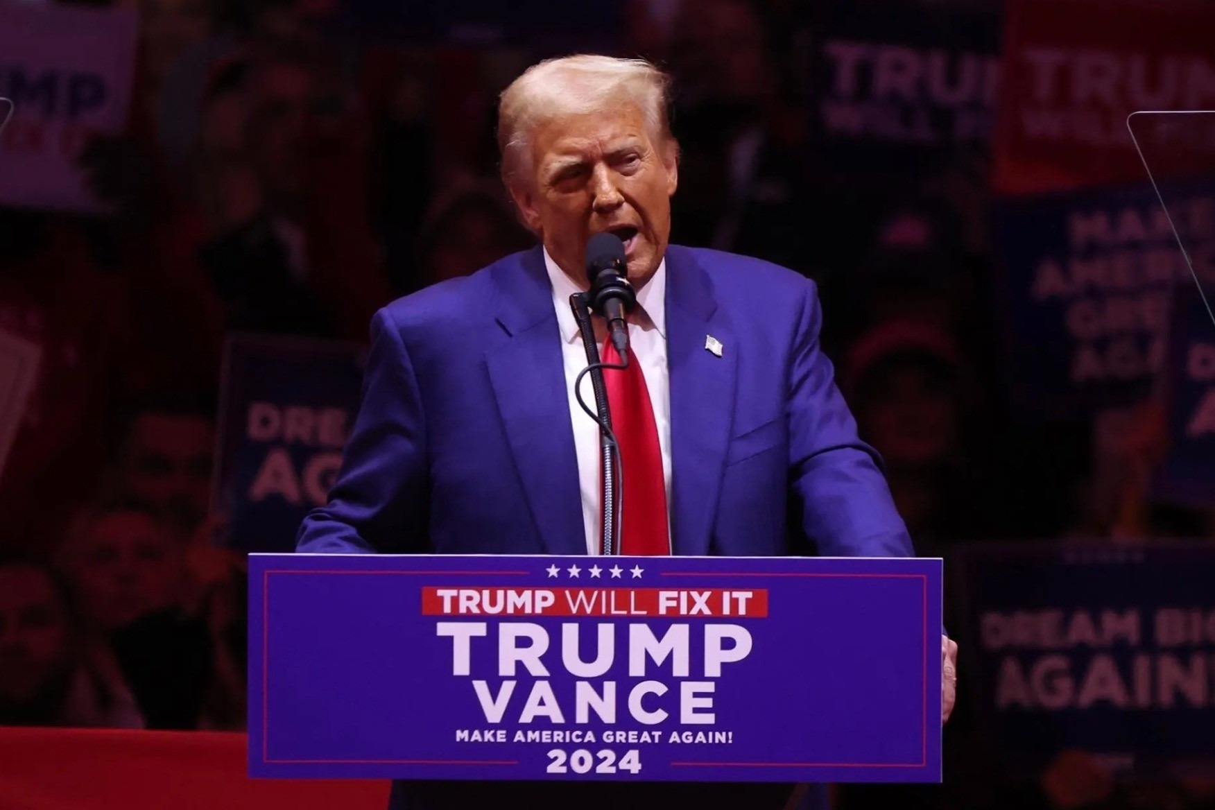 TRUMP STOPS RALLY - RUNS OFF-STAGE FOR HEARTBREAKING REASON
