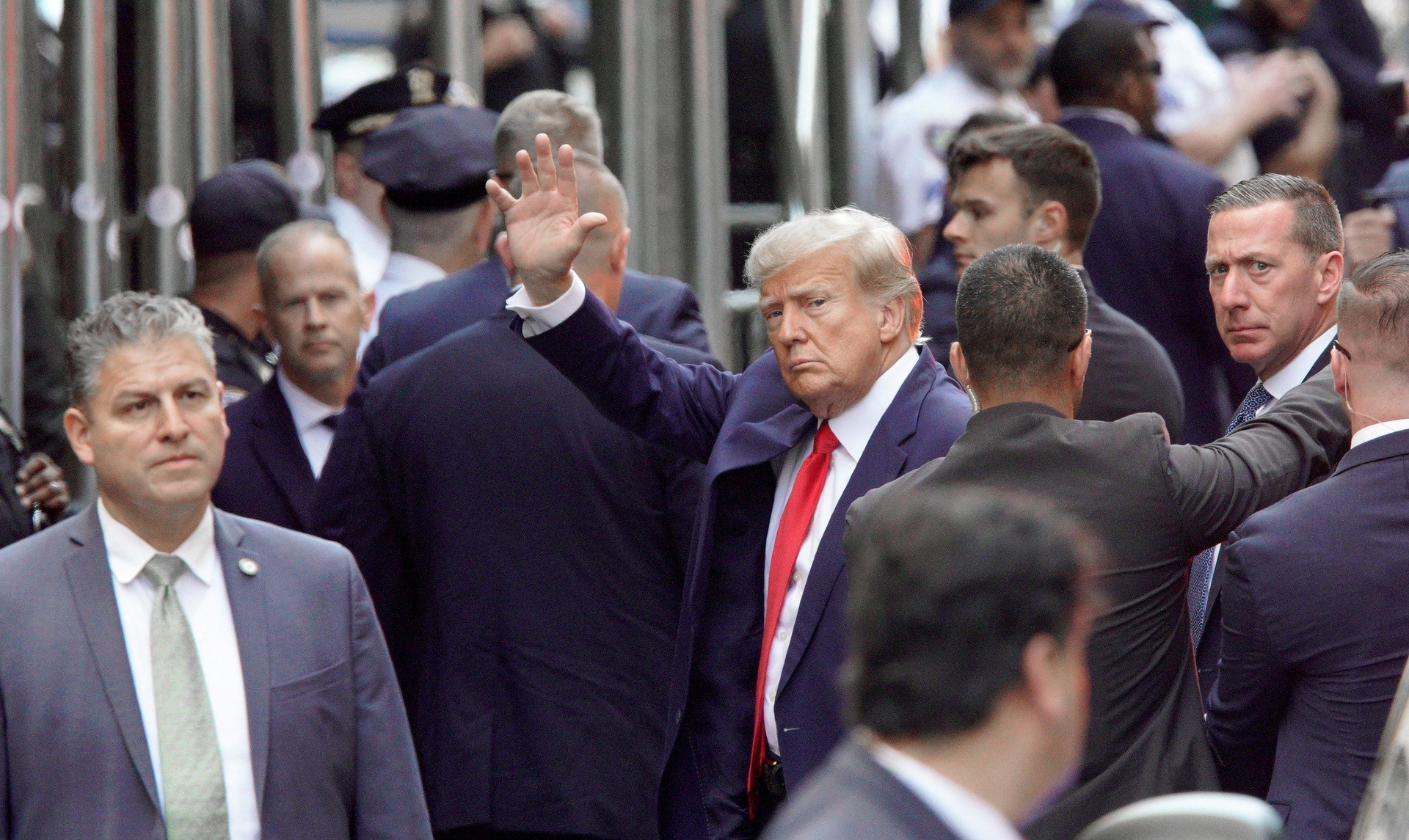 Man Who Carried Clinton’s Nuclear Football Says the Trump Air Force One Leak Was An Inside Job