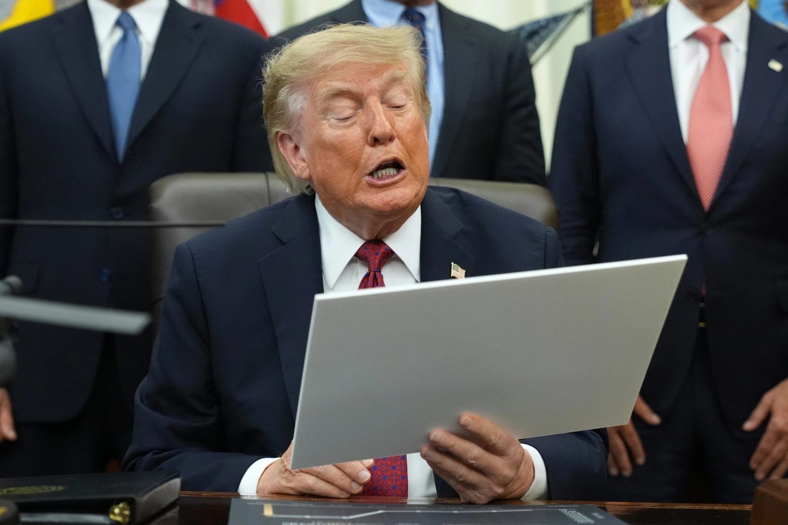 🚨 TRUMP JUST TOOK A BOMBSHELL HIT — A SHOCKING RESIGNATION NOBODY SAW COMING HAS ROCKED HIS ADMINISTRATION… |