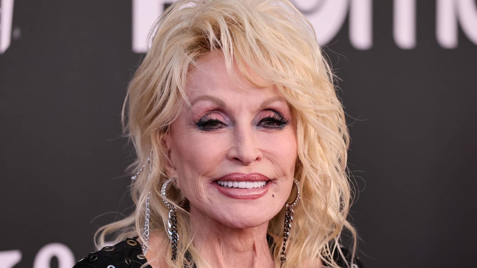 ⚠️ DOLLY PARTON’S PUBLIC APPEARANCE IS TURNING HEADS — BUT WHY IS EVERYONE SAYING THE EXACT SAME THING? |