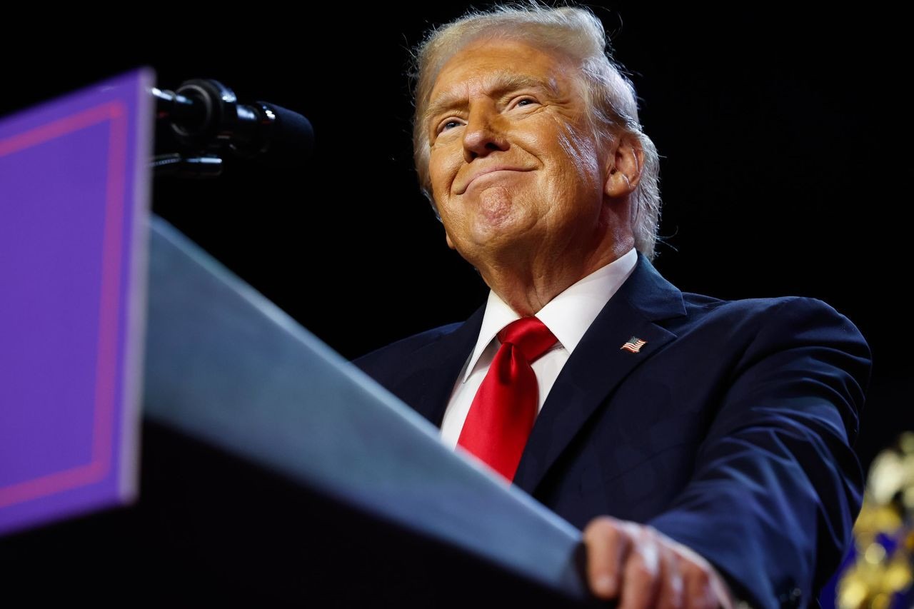 A dramatic headline claims President Trump has returned to the Oval Office to deliver an emergency announcement to Americans. The unexpected development is drawing intense attention as people wait to learn what he revealed and what could happen next.