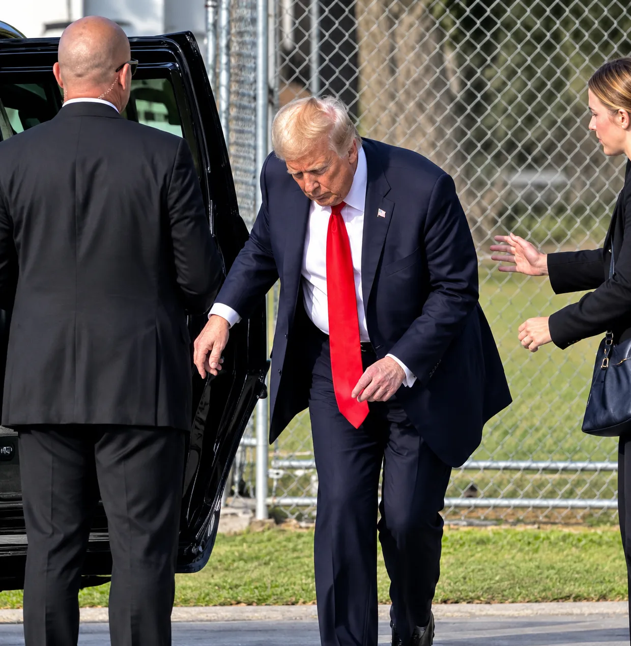 "🚨 MEDICAL EMERGENCY: TRUMP COLLAPSES AGAIN AS WHITE HOUSE DOCTORS GO COMPLETELY SILENT!"