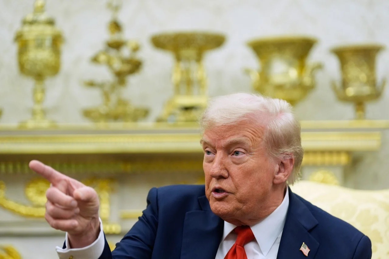 Trump Bans News Outlets from the White House, Has a Thing for Mamdani & Is Melania A.I.?