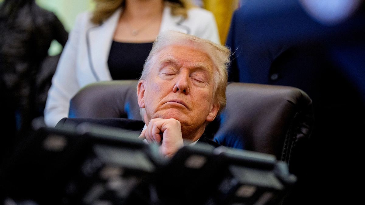 "🔥 POLITICAL MOMENT! — TRUMP STUNS CROWD BY FALLING ASLEEP RIGHT AFTER MAJOR SPEECH!"