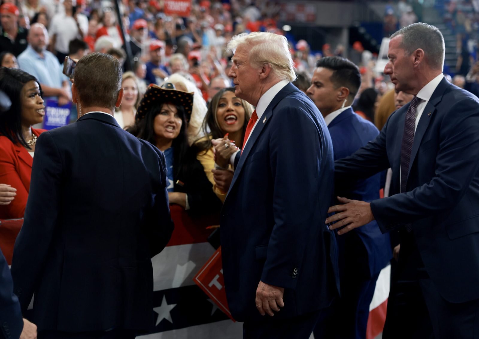 "🚨 SECURITY EMERGENCY! — SECRET SERVICE SWOOPS IN AS TRUMP IS RUSHED TO SAFETY!"
