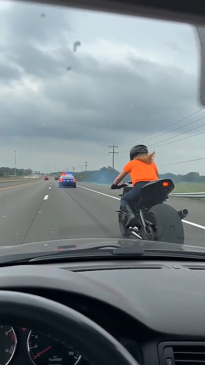 Police Gave Chase to a Motorcycle With a Rear Tire Wider Than a Car—Then the Road Physics Stopped Making Sense